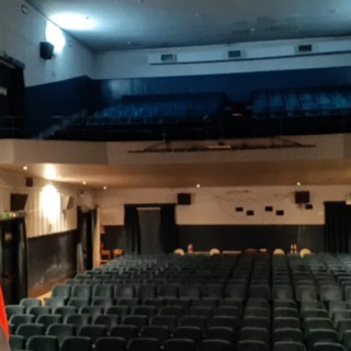 Albenga, Teatro Albenga. Mesiano: “Costretti a vendere cimeli storici per far fronte ai costi”