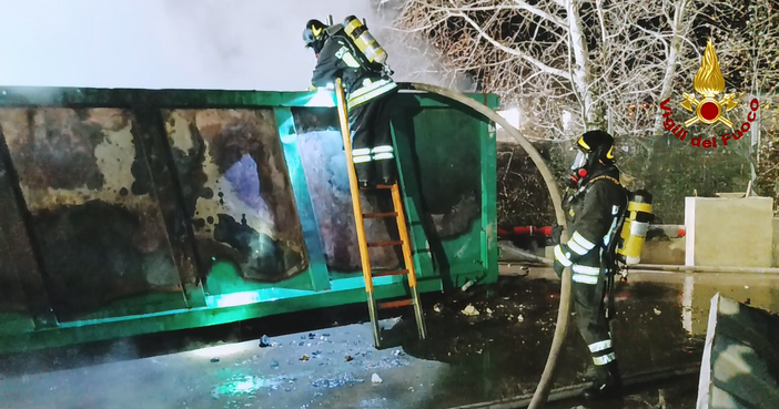 Villanova d'Albenga, un container di rifiuti prende fuoco alla &quot;Baseco&quot;: vigili del fuoco mobilitati (FOTO)