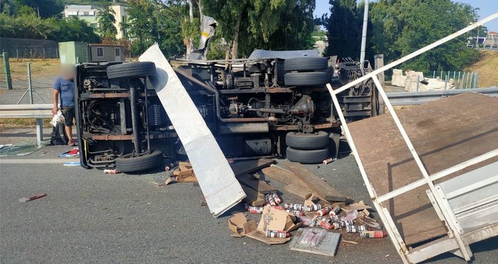 Incidente sull’A10: due furgoni coinvolti, feriti e autostrada chiusa