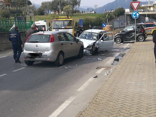 Borghetto, auto invade la corsia opposta e colpisce due mezzi: cinque feriti