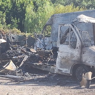 Incendio in un camper a Cenesi, esplosioni e denso fumo: vigili del fuoco in azione