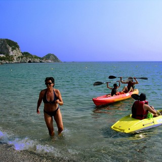 Le coste di Varigotti viste dal kayak: un open day gratuito il 29 maggio