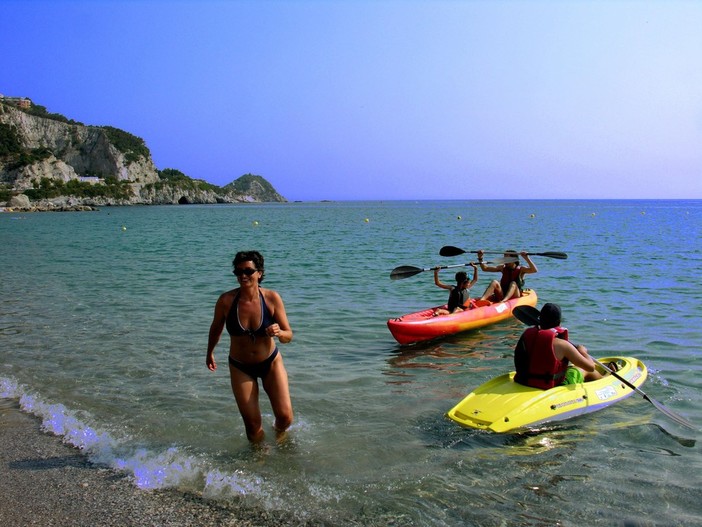 Le coste di Varigotti viste dal kayak: un open day gratuito il 29 maggio