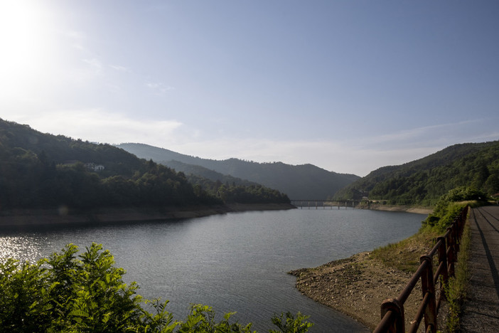 Osiglia, il lago è dimezzato ma lo sport non si ferma. Il sindaco Scarzella: &quot;L'acquedotto regge, speriamo di proseguire cosi&quot;