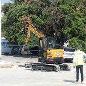 Savona, partono i lavori per il secondo lotto della piscina Zanelli: chiuso il park in sterrato e scattano i divieti (FOTO e VIDEO)