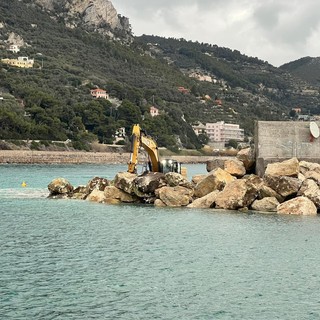 Finale, ripartiti i lavori di messa in sicurezza del porticciolo: focus sul molo d'ingresso