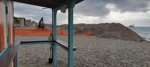 Savona, la spiaggia libera dei Natarella &quot;aggredita&quot; dai cantieri della passeggiata a mare, la protesta dei cittadini