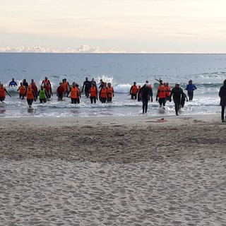 Camminare sull’acqua, un nuovo modo di vivere il mare di Laigueglia