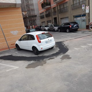 Trovano auto in sosta e la &quot;aggirano&quot; per proseguire lo scavo per la fibra: ad Albenga l'incredibile &quot;lavoro creativo&quot; (FOTO)