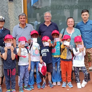 Laigueglia, i bambini imparano l’educazione stradale: consegnate le &quot;Patenti del Pedone&quot;