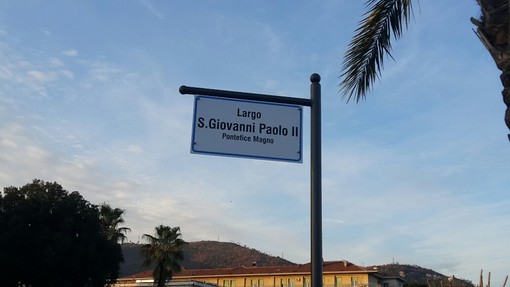 Pietra Ligure, intitolato a Papa Giovanni Paolo II il largo davanti al Santa Corona: &quot;Pontefice simbolo di speranza nella sofferenza&quot;