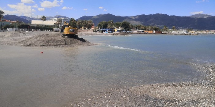 Darsena di Albenga, un lettore: &quot;Ghiaia e sabbia hanno sostituito il mare, serve una class action per deturpamento dell’ambiente marino e costiero&quot;