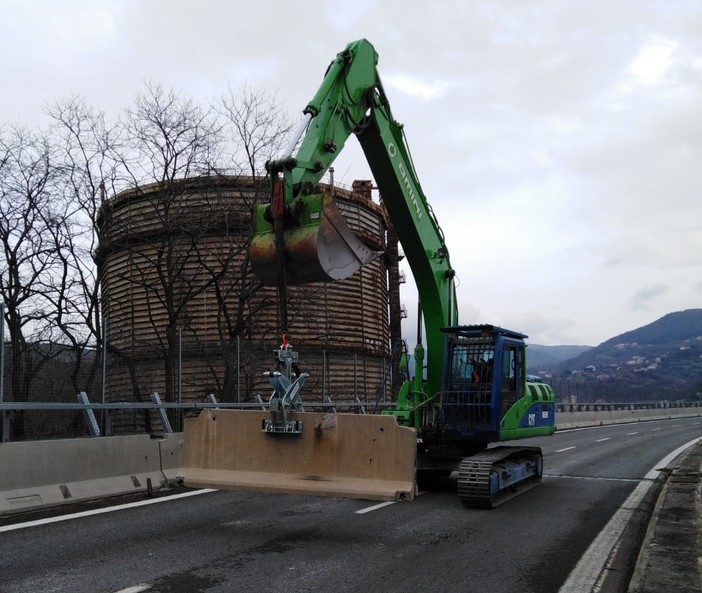 Le immagini delle attività nel cantiere per la demolizione del ponte Morandi