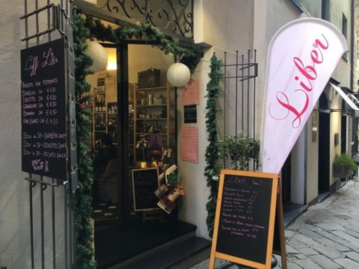 Savona, il caffè letterario Liber saluta le feste natalizie con l'Apericena della Befana