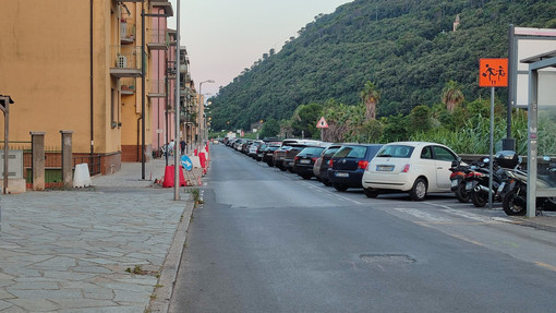 Finale, via all'asfaltatura del lato sinistro di via Dante. Tecnici al lavoro per la revisione del progetto