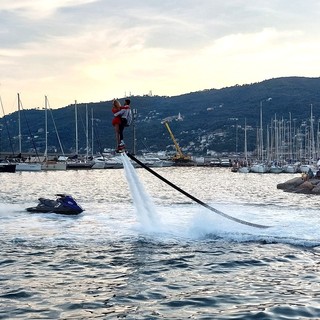 Lo spettacolo di fly board recentemente ospitato nel porto di Andora