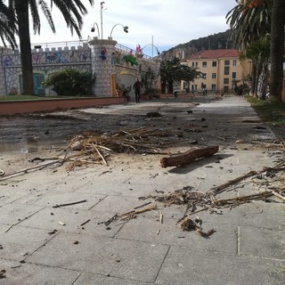 La mareggiata mette in ginocchio Finalmarina: danni a lungomare e spiagge (FOTO)