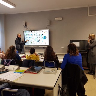 Albenga: grazie al Comitato Genitori all'Istituto Comprensivo 1 arriva una innovativa Smart Board (FOTO e VIDEO)
