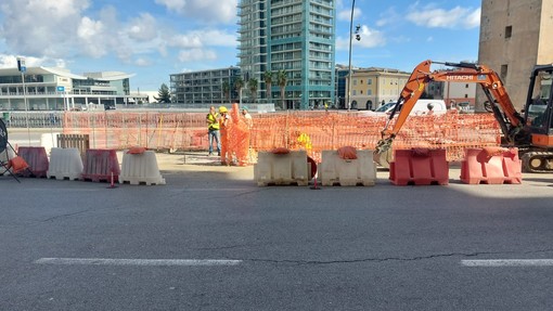 Sondaggi sull'aiuola spartitraffico di Piazza Leon Pancaldo: ristretta la corsia sull'Aurelia