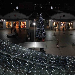 Una figura delle caratteristiche luminarie natalizie