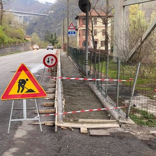 Millesimo, al via il rifacimento dei marciapiedi di via Marconi (FOTO)