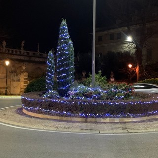 Albisola, le rotatorie si illuminano per Natale grazie alle installazioni della protezione civile