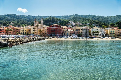 Laigueglia celebra la “Giornata mondiale contro la violenza sulle donne” presso la panchina rossa