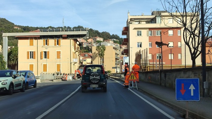 Finale, cominciata la sostituzione dei giunti sul ponte R. Piaggio: scatta il senso unico alternato