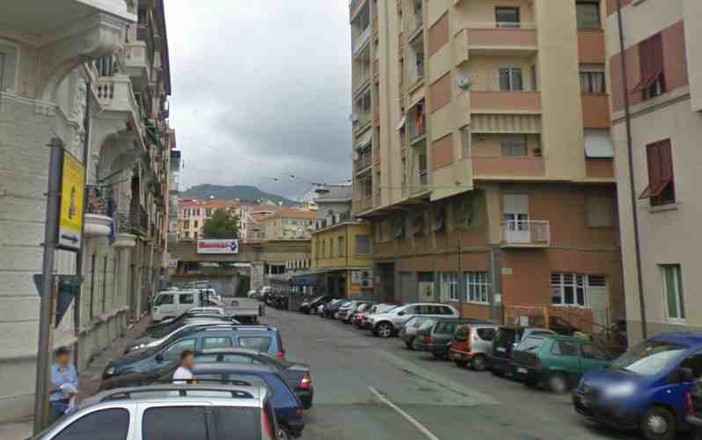 Savona, lampione 'appeso per un filo' in via Doberti