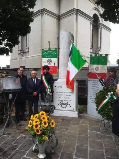 Savona, 'camicie nere' sulla lapide delle forze armate. La Cgil: &quot;Un fatto vergognoso&quot;