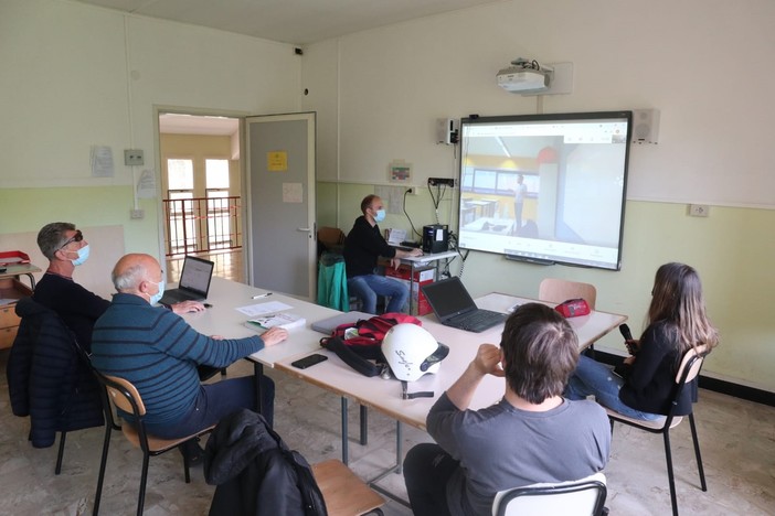 Sassello, la scuola serale a distanza si apre all’Europa