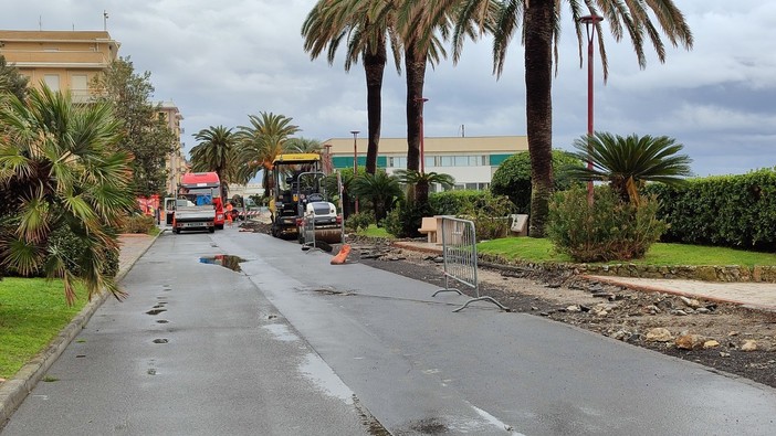 I mezzi al lavoro nei giorni scorsi sul Lungomare Migliorini