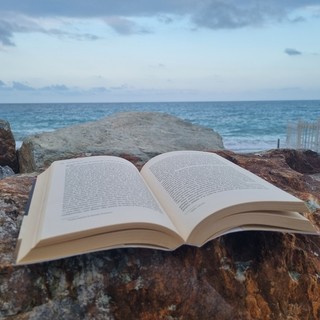 Sole, mare e un buon libro sotto l'ombrellone