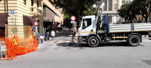 Savona, partono i lavori di pavimentazione del controviale in piazza Diaz, scatta il divieto di parcheggio