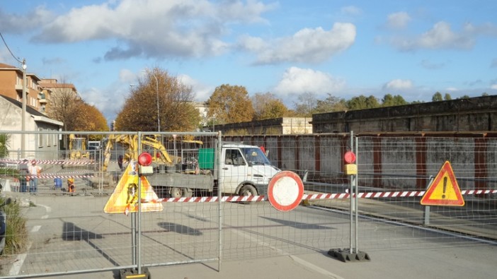 Albenga: si spala ancora il fango in Via Piave