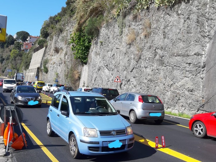 Savona, senso unico alternato dalla galleria Valloria: traffico in tilt (FOTO)