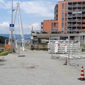 Savona, montaggio delle ringhiere sul ponte Ruffino. La fine lavori prevista entro i primi di giugno