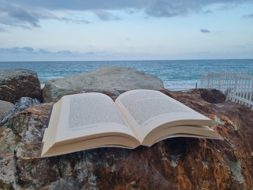 Sole, mare e un buon libro sotto l'ombrellone