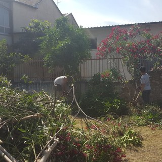 Volontari al lavoro per il restyling del parchetto di Leca d'Albenga