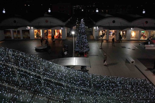 Una figura delle caratteristiche luminarie natalizie