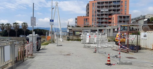 Savona, montaggio delle ringhiere sul ponte Ruffino. La fine lavori prevista entro i primi di giugno