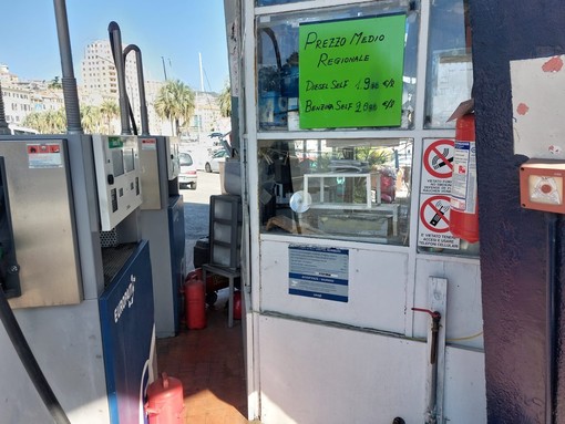 Savona, ennesimo atto vandalico: colpito il distributore in Calata Sbarbaro