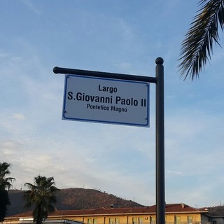 Pietra Ligure, intitolato a Papa Giovanni Paolo II il largo davanti al Santa Corona: &quot;Pontefice simbolo di speranza nella sofferenza&quot;