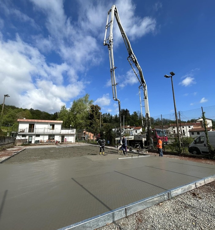 Roccavignale, il campo da padel prende forma. Il comune: &quot;Sarà un'estate meravigliosa&quot;