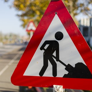 Albenga, camion perde parte del carico sulla provinciale verso il casello: disagi alla circolazione