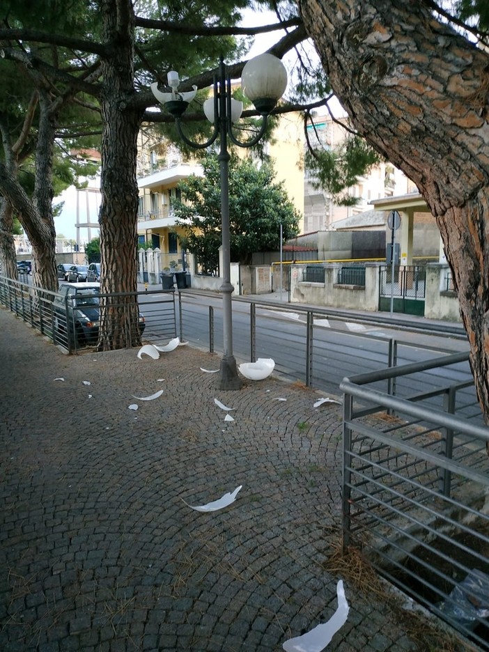 Atti vandalici ieri notte ad Albenga: in frantumi due finestre delle scuola Paccini e alcuni lampioni