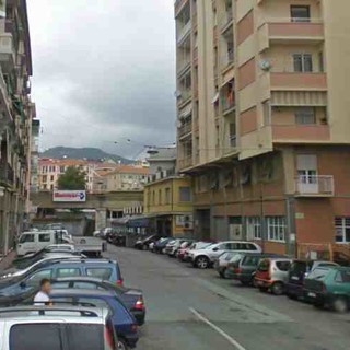 Savona, lampione 'appeso per un filo' in via Doberti