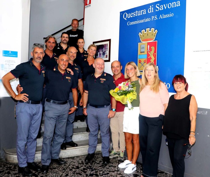 Alassio, Luminosa Bogliolo festeggiata al commissariato di polizia di viale Hanbury