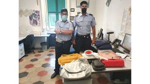 A Loano “Estate in sicurezza”: controlli della polizia locale contro commercio abusivo e “bagnanti fantasma”