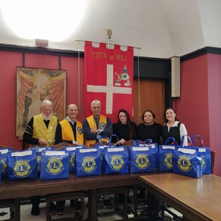 Il Lions Club consegna generi alimentari di prima necessità alle famiglie in difficoltà dei comuni del Golfo